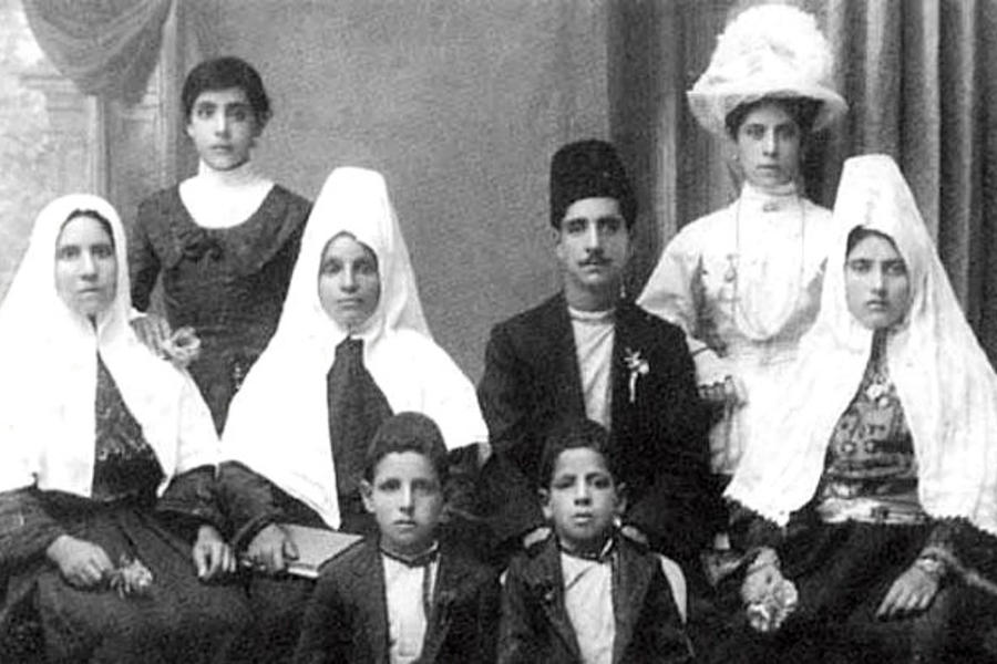 Familia palestina Yarur Lolas en Belén antes de emigrar a América Latina. Los hijos Juan y Nicolás Yarur Lolas, según recoge el blog www.enterreno.com, hicieron una gran fortuna en el rubro textil y posteriormente en la banca