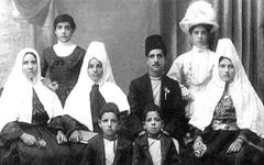 Familia palestina Yarur Lolas en Belén antes de emigrar a América Latina. Los hijos Juan y Nicolás Yarur Lolas, según recoge el blog www.enterreno.com, hicieron una gran fortuna en el rubro textil y posteriormente en la banca