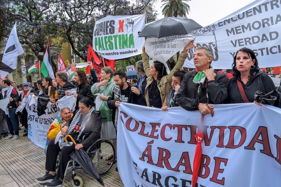 Miles de personas marcharon bajo la lluvia desde el Congreso Nacional hacia Plaza de Mayo. Foto: ABNA español.