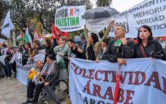 Miles de personas marcharon bajo la lluvia desde el Congreso Nacional hacia Plaza de Mayo. Foto: ABNA español.