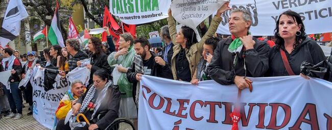Miles de personas marcharon bajo la lluvia desde el Congreso Nacional hacia Plaza de Mayo. Foto: ABNA español.