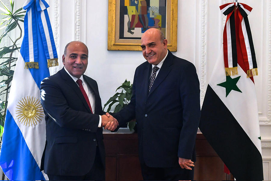 El Jefe de Gabinete de Ministros de la República Argentina, Dr. Juan Manzur, junto al Sr. Embajador Extraordinario y Plenipotenciario de Siria, Dr. Sami Salameh (Foto: Cancillería Argentina)