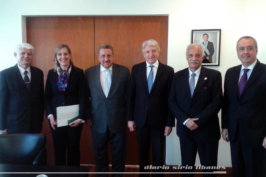 De izq. a der: Embajador Rubén Buira, Ministra María Gabriela Quinteros, Dr. Salvador Jaef, Embajador Carlos Foradori, CPN Adib Attie, Embajador Alejandro Daneri.