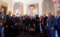 Dirigentes de la colectividad junto al cuerpo diplomático sirio en la Embajada (Foto: SANA)