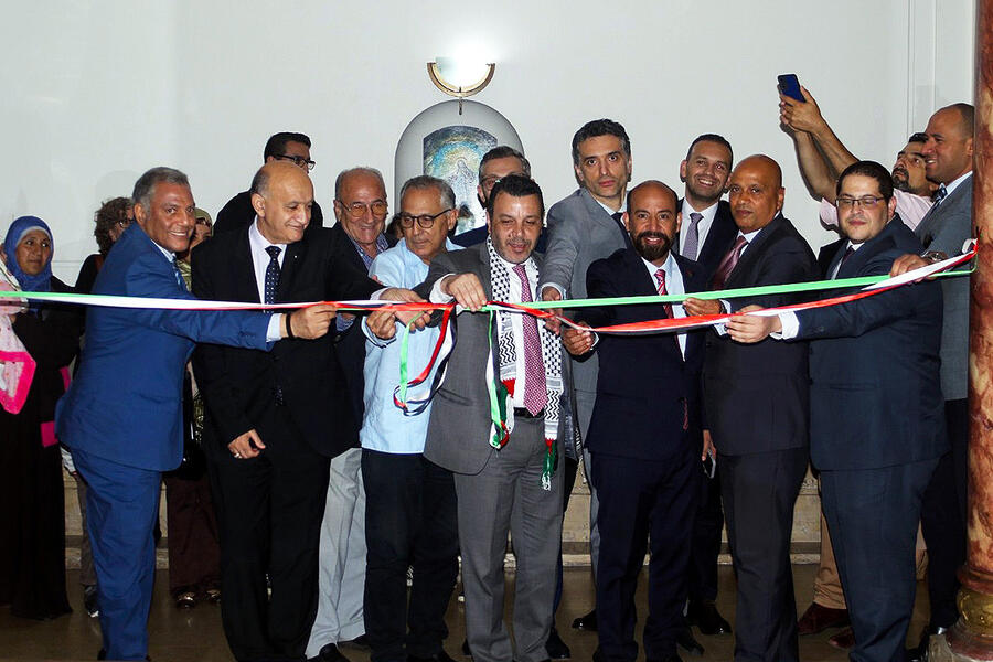El Dr. Riyad Al Halabi, corta la cinta inaugural junto a los embajadores, los diplomáticos árabes y el presidente del Club Sirio Libanés