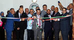 El Dr. Riyad Al Halabi, corta la cinta inaugural junto a los embajadores, los diplomáticos árabes y el presidente del Club Sirio Libanés