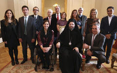Monseñor Siluan junto a la vicepresidente de la Nación, Gabriela Michetti en el acto de entrega de la ciudadanía. 