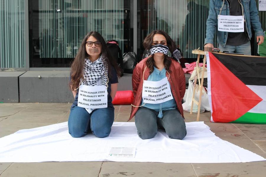 Día 1 de la huelga de hambre organizada por estudiantes de la Universidad de Manchester en solidaridad con los prisioneros políticos palestinos, el 27 de abril de 2017. [Imagen: Huda Ammori]