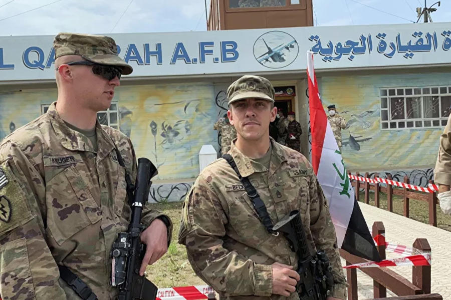 Soldados de EEUU durante la ceremonia de entrega del aeródromo de Qayyarah a las fuerzas de seguridad iraquíes, en el sur de Mosul, Irak | Marzo 27, 2020 (Foto archivo: Ali Abdul Hassan  / AP)