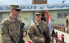 Soldados de EEUU durante la ceremonia de entrega del aeródromo de Qayyarah a las fuerzas de seguridad iraquíes, en el sur de Mosul, Irak | Marzo 27, 2020 (Foto archivo: Ali Abdul Hassan  / AP)