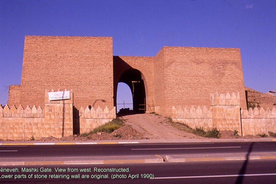 Puerta de Mashki, guardiana de la antigua ciudad asiria de Nínive. Vista del oeste, reconstrucción de 1990 (Foto StevanB-Flickr).