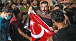 Iraquíes destruyen una bandera turca frente al centro de solicitud de visas de Turquía en una protesta en la ciudad central de Najaf, el 20 de julio de 2022. Foto: AFP.