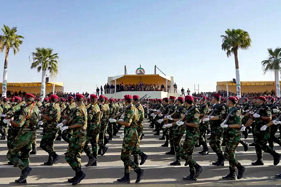 Las Fuerzas de Defensa Popular (PMF) en un desfile militar conmemorando su octavo aniversario | Diyala, Julio 23, 2022 (Oficina de Prensa del Primer Ministro Iraquí/vía Reuters)