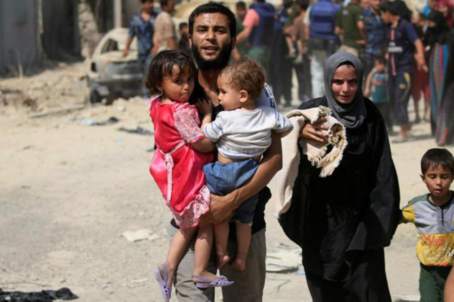 Familia iraquí desplazada al oeste de Mosul, Irak  |  Junio 3, 2017 -  (Imagen Reuters).