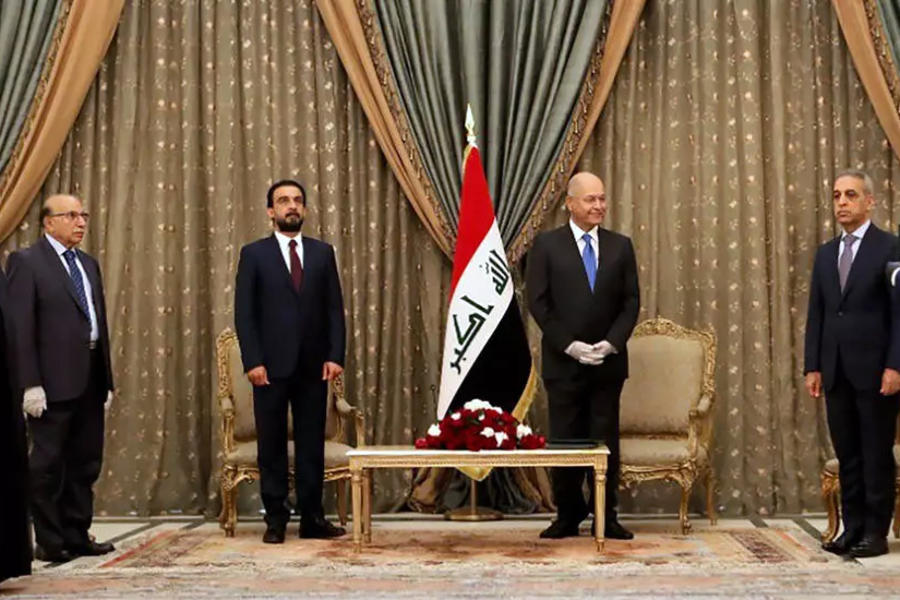 El presidente de Irak, Barham Salih (centro), nombra al primer ministro designado Mustafa al-Kadhimi (derecha) |  Foto: Presidencia de Irak