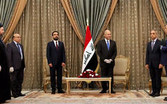 El presidente de Irak, Barham Salih (centro), nombra al primer ministro designado Mustafa al-Kadhimi (derecha) |  Foto: Presidencia de Irak