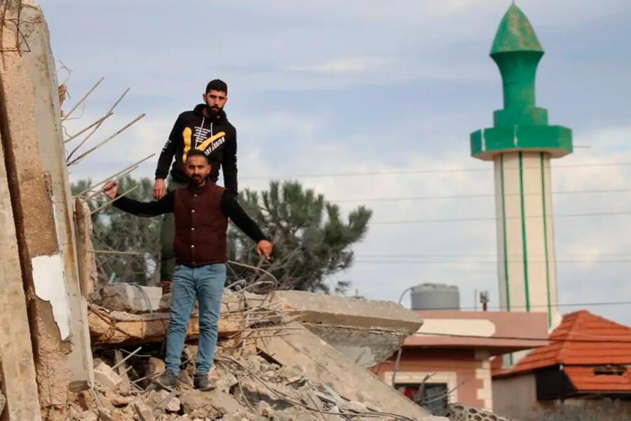 Ciudadanos entre los escombros de la casa que fue demolida después de los ataques israelíes en una zona fronteriza en el Líbano, Majdal Zoun, el 8 de diciembre de 2023. Foto: Anadolu.