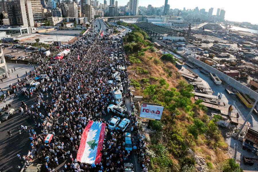 Vista aérea de los manifestantes reunidos fuera del puerto de la capital del Líbano, Beirut. Foto: AFP