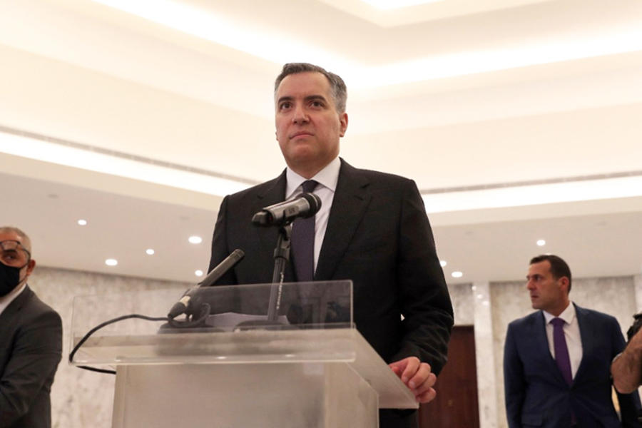 l primer ministro libanés designado Mustapha Adib habla con periodistas en el Palacio Presidencial en Baabda, al este de Beirut, Líbano. AFP.