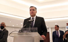 l primer ministro libanés designado Mustapha Adib habla con periodistas en el Palacio Presidencial en Baabda, al este de Beirut, Líbano. AFP.