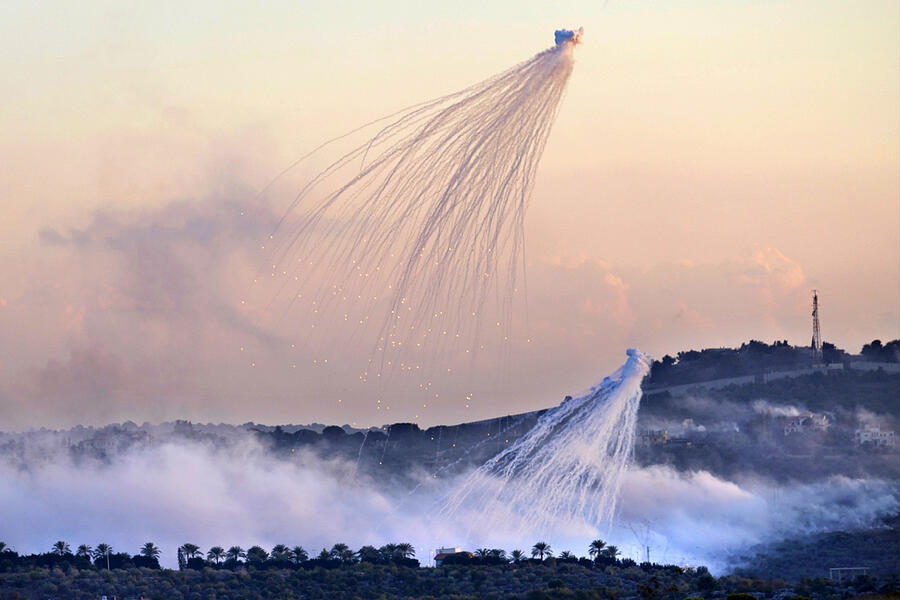 Un proyectil de artillería israelí estalla sobre Dhahiriya, localidad del sur de Líbano, en la frontera de Líbano con la Palestina ocupada por Israel, el lunes 16 de octubre de 2023 (Foto: Hussein Malla / AP)
