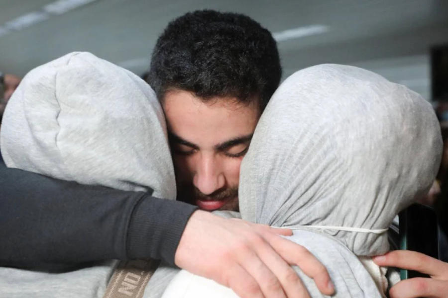 Libaneses fueron recibidos en el aeropuerto de Beirut al amanecer del 2 de marzo de 2022. Foto: Reuters.