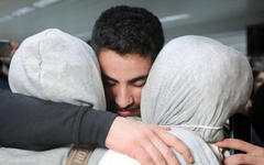 Libaneses fueron recibidos en el aeropuerto de Beirut al amanecer del 2 de marzo de 2022. Foto: Reuters.