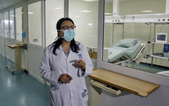Wahida Ghalayini, jefa del departamento de enfermería, habla con periodistas en el departamento de cuarentena del Hospital Universitario Rafik Hariri en Beirut, Líbano. (AFP)