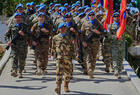 Cascos azules de la ONU marchan durante ceremonia por el 47º Aniversario de la UNIFIL, en su sede de Naqoura, Líbano | Marzo 19, 2025 (Foto AP)