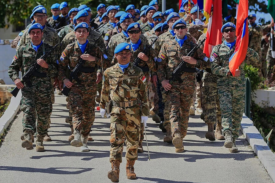 Cascos azules de la ONU marchan durante ceremonia por el 47º Aniversario de la UNIFIL, en su sede de Naqoura, Líbano | Marzo 19, 2025 (Foto AP)