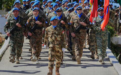 Cascos azules de la ONU marchan durante ceremonia por el 47º Aniversario de la UNIFIL, en su sede de Naqoura, Líbano | Marzo 19, 2025 (Foto AP)