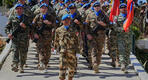 Cascos azules de la ONU marchan durante ceremonia por el 47º Aniversario de la UNIFIL, en su sede de Naqoura, Líbano | Marzo 19, 2025 (Foto AP)