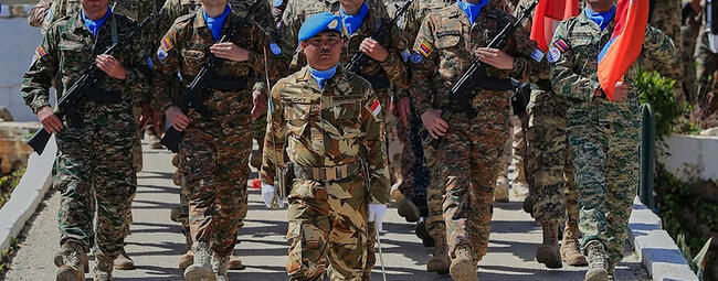 Cascos azules de la ONU marchan durante ceremonia por el 47º Aniversario de la UNIFIL, en su sede de Naqoura, Líbano | Marzo 19, 2025 (Foto AP)