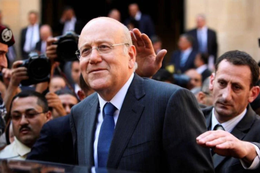 El Primer Ministro del Líbano, Najib Mikati, abandona el edificio del Parlamento escoltado por guardaespaldas. Foto: AFP.
