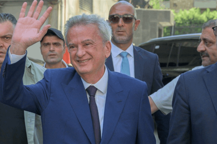 Riad Salameh saluda a su salida de Banque Du Liban. Foto: Twitter. 