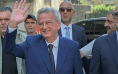 Riad Salameh saluda a su salida de Banque Du Liban. Foto: Twitter. 