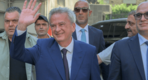 Riad Salameh saluda a su salida de Banque Du Liban. Foto: Twitter. 