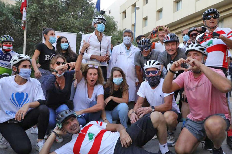 Lance Armstrong con miembros de la ONG libanesa Heartbeat. Foto: AP.