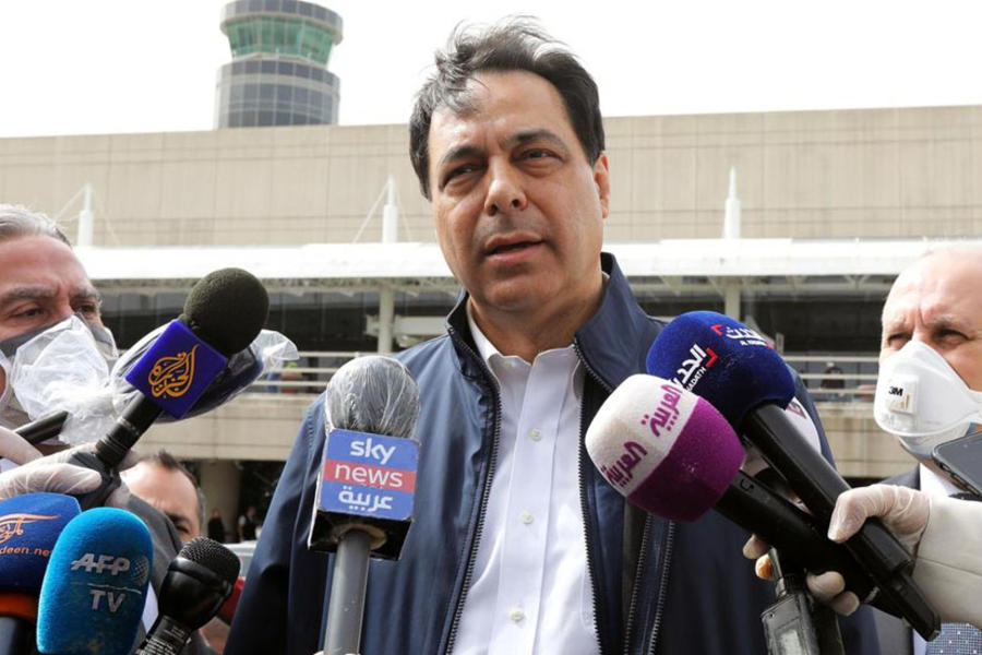 El primer ministro libanés, Hassan Diab, habla con los medios frente al aeropuerto internacional de Beirut, Líbano, 5 de abril de 2020. Reuters.