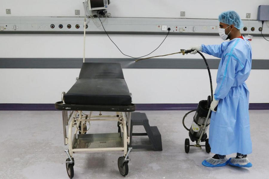 Un trabajador desinfecta una habitación donde los pacientes se someten a pruebas para el coronavirus, Hospital Universitario Rafik Hariri, Beirut. Foto: Reuters.