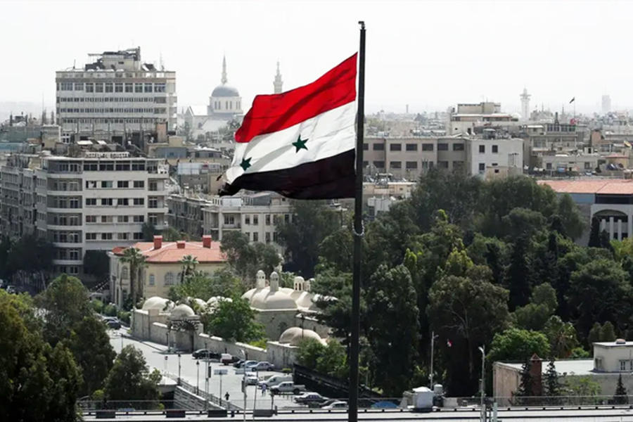 Bandera siria ondea en Damasco, abril de 2019. Foto: AFP.