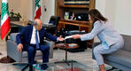 Dorothy Shea entrega la propuesta estadounidense sobre demarcación fronteriza a Michel Aoun en el palacio presidencial en Baabda el 1 de octubre de 2022 (Foto: Dalati Nohra/Reuters)
