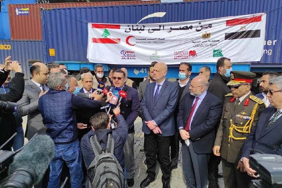  ‎El embajador egipcio en el Líbano, Yasser Alawi, el ministro libanés del Interior, Bassam Mawlawi, y el ministro de Salud, Firass Abiad, en una conferencia de prensa tras la recepción del cargamento egipcio. Foto: Embajada de Egipto en el Líbano.