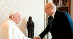 El primer ministro interino libanés Najib Mikati le da la mano al Papa Francisco en la Ciudad del Vaticano el 16 de marzo de 2023 (Foto: Hoda Chedid)