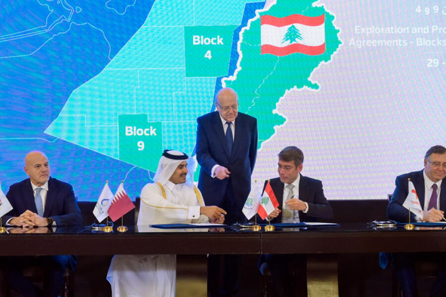 Desde la izquierda, Claudio Descalzi, director ejecutivo de la compañía energética estatal italiana, ENI, el ministro de Estado de Asuntos Energéticos de Qatar, Saad Sherida al-Kaabi, el primer ministro interino del Líbano, Najib Mikati, el ministro de Energía interino del Líbano, Walid Fayad, y el director ejecutivo de TotalEnergies, Patrick Pouyanne. un acuerdo en Beirut, Líbano, el 29 de enero de 2023. Foto: EPA.