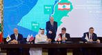 Desde la izquierda, Claudio Descalzi, director ejecutivo de la compañía energética estatal italiana, ENI, el ministro de Estado de Asuntos Energéticos de Qatar, Saad Sherida al-Kaabi, el primer ministro interino del Líbano, Najib Mikati, el ministro de Energía interino del Líbano, Walid Fayad, y el director ejecutivo de TotalEnergies, Patrick Pouyanne. un acuerdo en Beirut, Líbano, el 29 de enero de 2023. Foto: EPA.