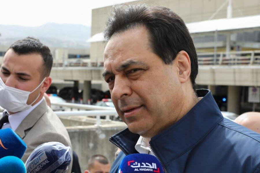 Foto del primer ministro interino libanés, Hassan Diab, con los medios de comunicación fuera del aeropuerto internacional de Beirut, abril, 2020. Foto: AFP.