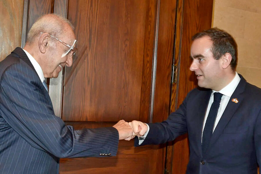 El ministro francés de las Fuerzas Armadas, Sebastien Lecornu, saluda con el puño al presidente del Parlamento libanés, Nabih Berri, en Beirut, el 2 de enero de 2023. Foto: Hassan Ibrahim/Parlamento libanés.