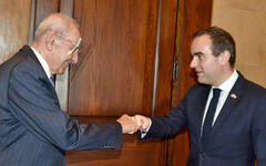 El ministro francés de las Fuerzas Armadas, Sebastien Lecornu, saluda con el puño al presidente del Parlamento libanés, Nabih Berri, en Beirut, el 2 de enero de 2023. Foto: Hassan Ibrahim/Parlamento libanés.