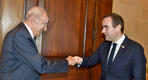 El ministro francés de las Fuerzas Armadas, Sebastien Lecornu, saluda con el puño al presidente del Parlamento libanés, Nabih Berri, en Beirut, el 2 de enero de 2023. Foto: Hassan Ibrahim/Parlamento libanés.